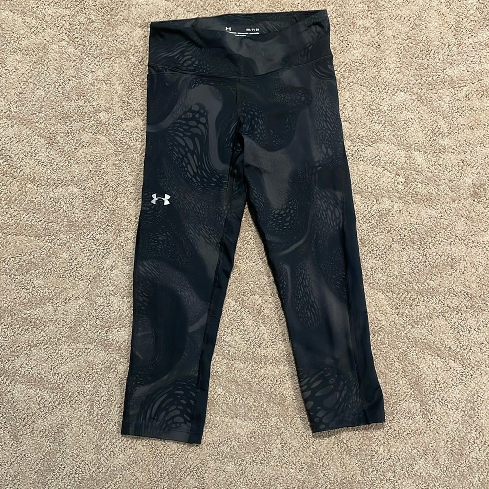Under Armor S lightweight cropped compression legging w/ pocket